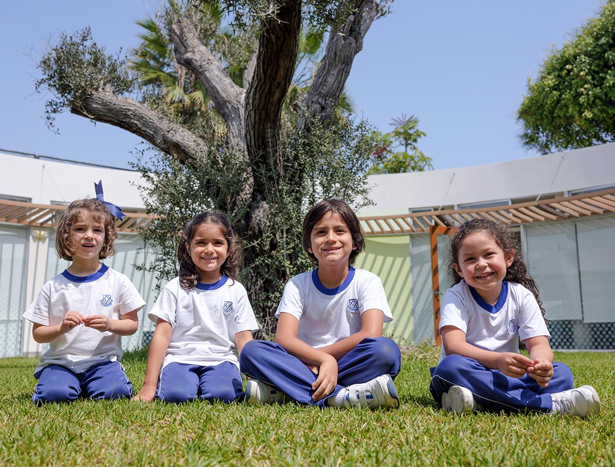Cambridge-College-Lima-open-day-kids-outside