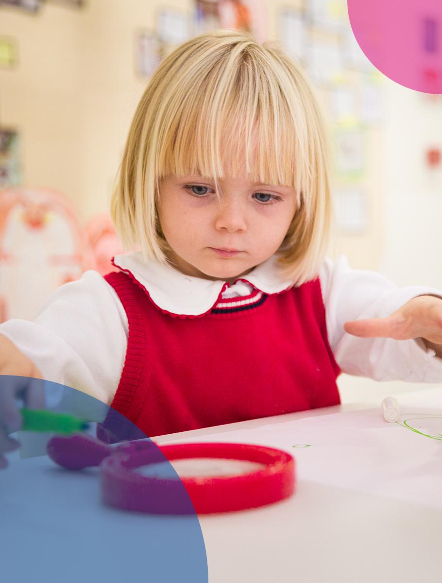 Kiddy-staff-girl-magnifying-glass